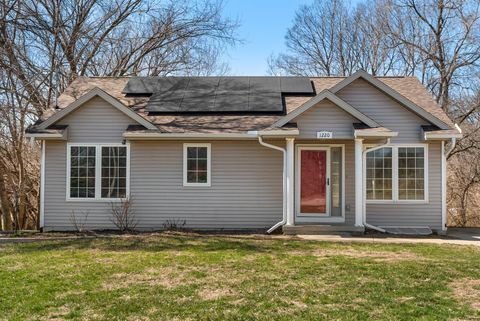 Homes For Sale - 1220 E 38th Street<br/> Des Moines, IA 50317