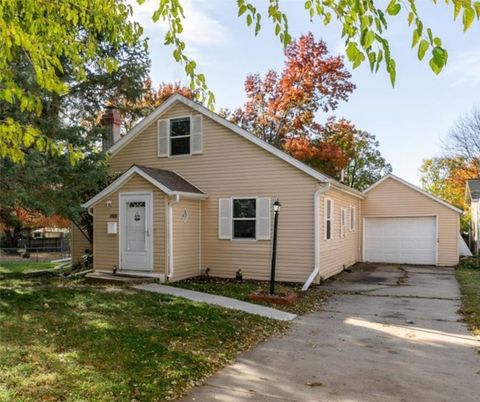 Homes For Sale - 1008 67th Street<br/> Windsor Heights, IA 50324