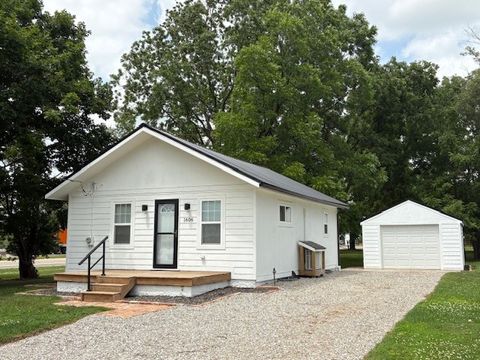 Homes For Sale - 1606 N 2nd Avenue<br/> Newton, IA 50208