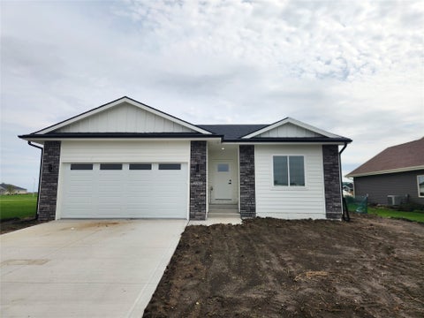 Homes For Sale - 2002 Spaulding Lane<br/> Grinnell, IA 50112