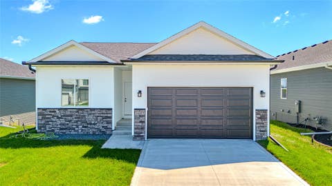 Homes For Sale - 2002 Spaulding Lane<br/> Grinnell, IA 50112