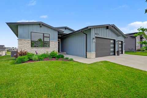 Homes For Sale - 14305 Sutton Drive<br/> Urbandale, IA 50323
