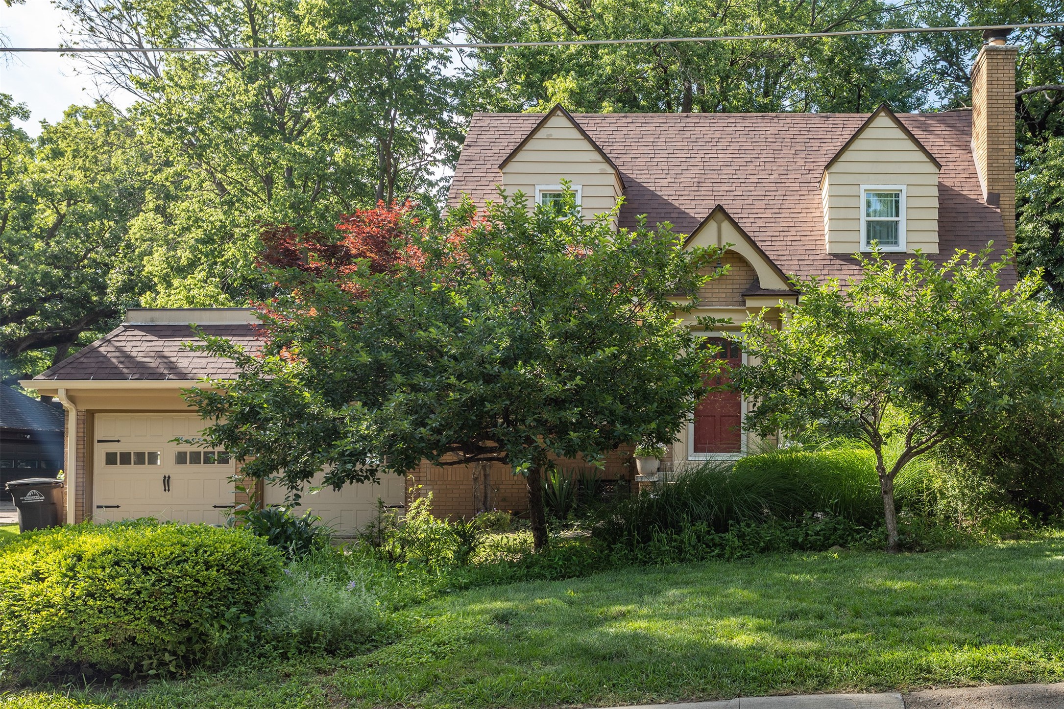 Photo 1 of 35 — 5905 Walnut Hill Drive, Des Moines, IA 50312