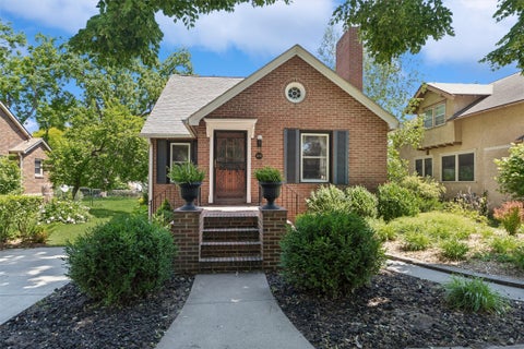 Homes For Sale - 1009 40th Street<br/> Des Moines, IA 50311