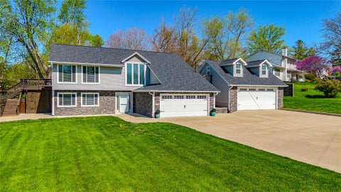 Homes For Sale - 6810 Coburn Lane<br/> Johnston, IA 50131