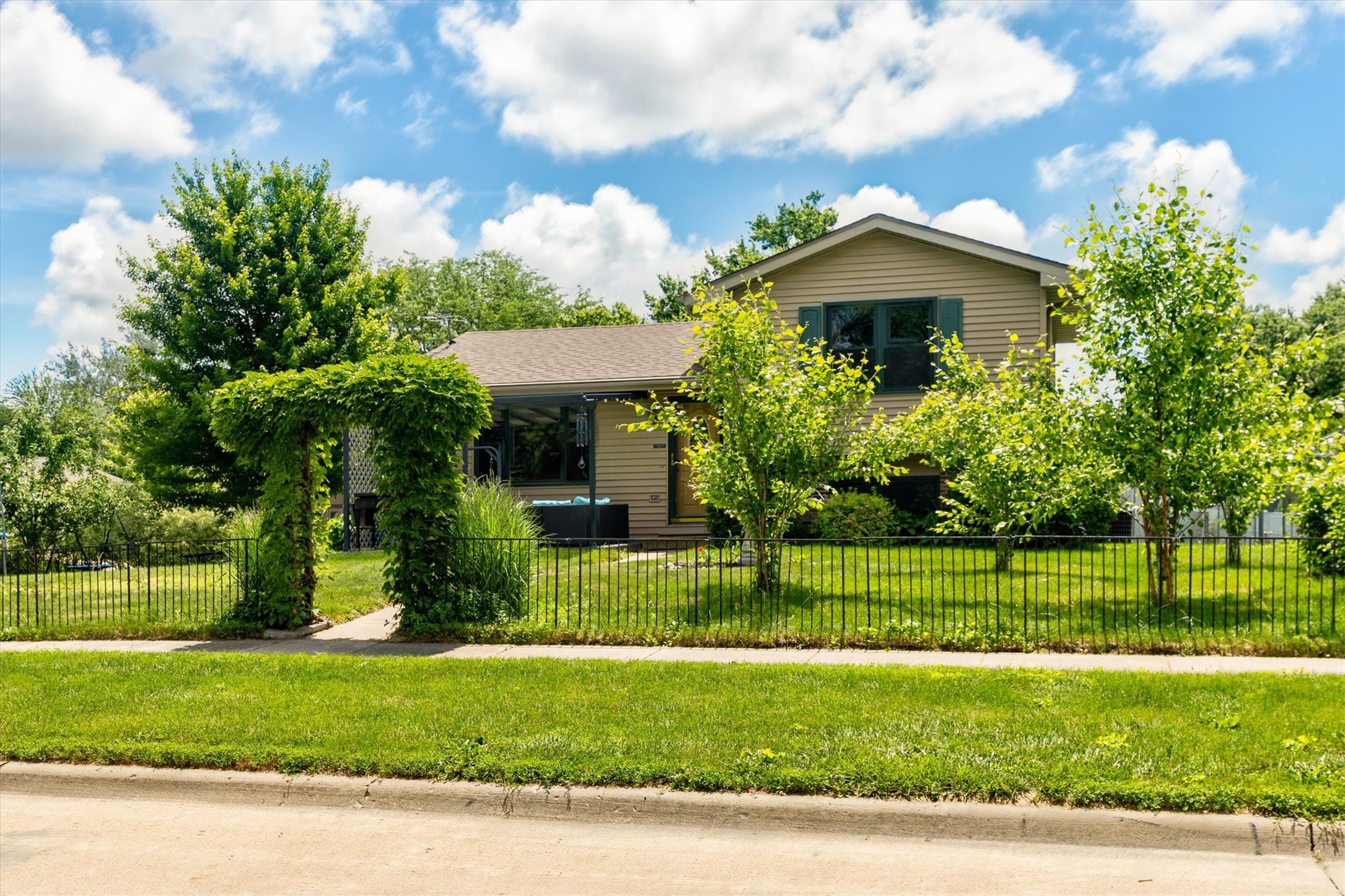 Photo 1 of 22 — 2304 Parkhill Drive, Norwalk, IA 50211