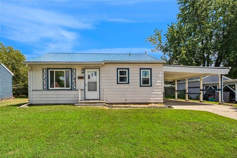 Homes For Sale - 300 E 17th Street<br/> Jasper County, Newton, IA 50208