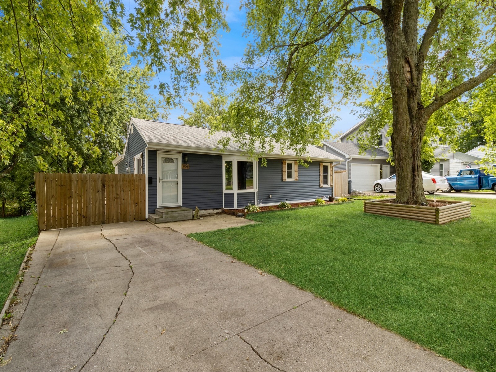 708 E 27th Street, Newton, Iowa image 3