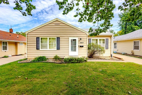 Homes For Sale - 3917 12th Street<br/> Des Moines, IA 50313