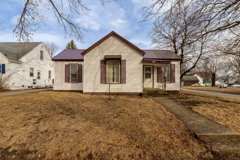 Homes For Sale - 2002 5th Street<br/> Perry, IA 50220