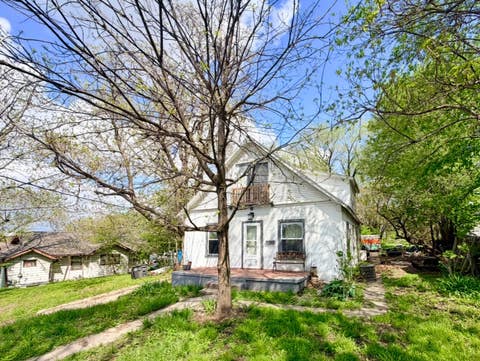 Homes For Sale - 302 E Bell Avenue<br/> Des Moines, IA 50315
