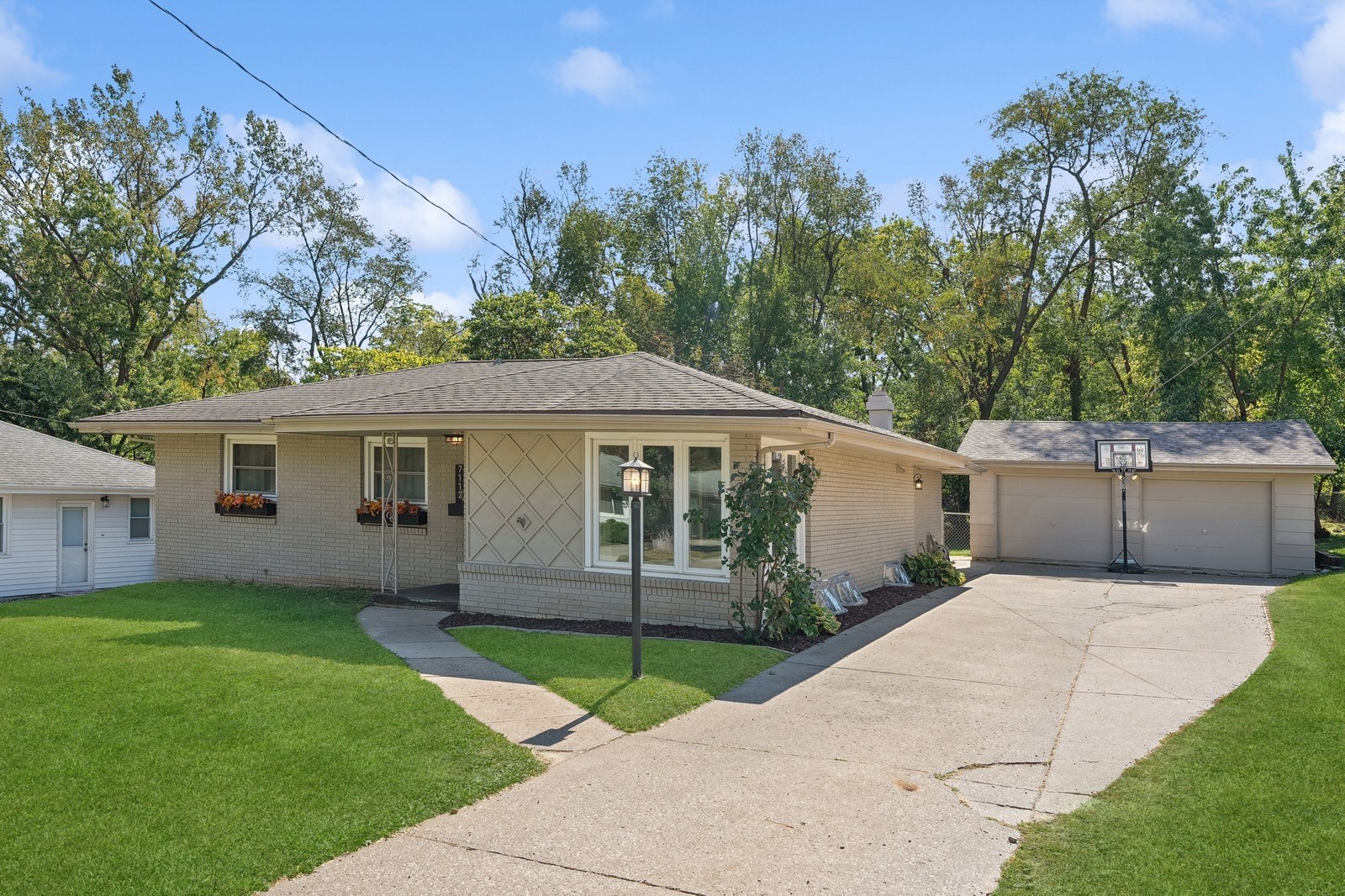 7112 Maple Drive, Urbandale, Iowa image 1