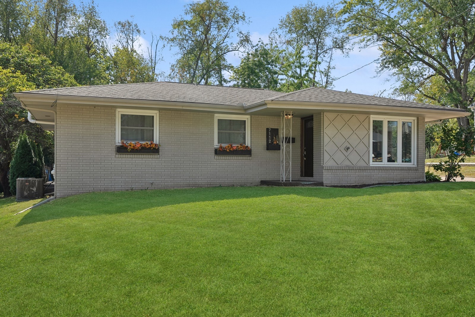 7112 Maple Drive, Urbandale, Iowa image 2