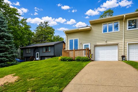 Homes For Sale - 124 E Hughes Circle<br/> Des Moines, IA 50315