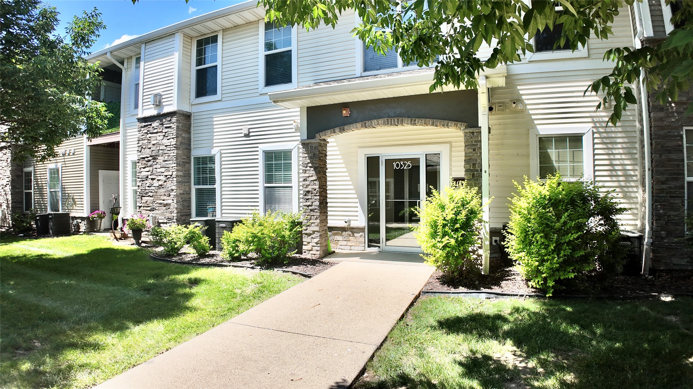 Photo 1 of 28 — 10325 Providence Drive 104, Johnston, IA 50131