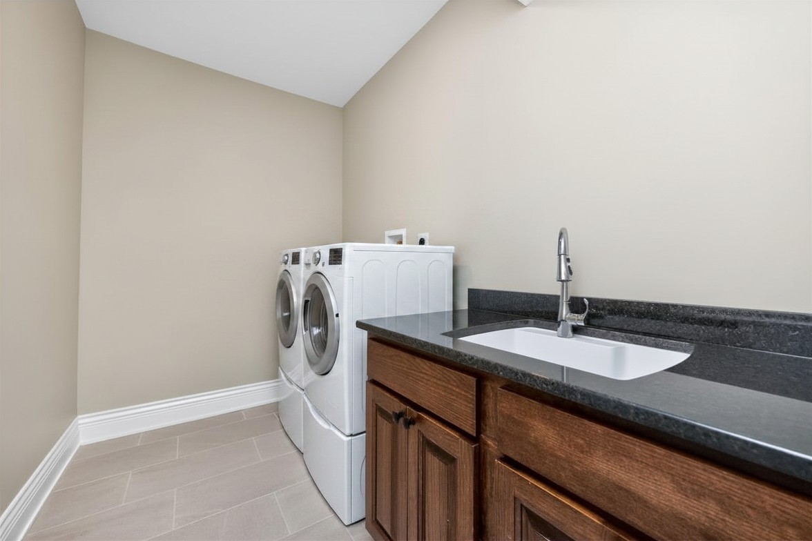 Urbandale, Iowa, 50323, United States, 5 Bedrooms Bedrooms, ,6 BathroomsBathrooms,Residential,Active,2030589