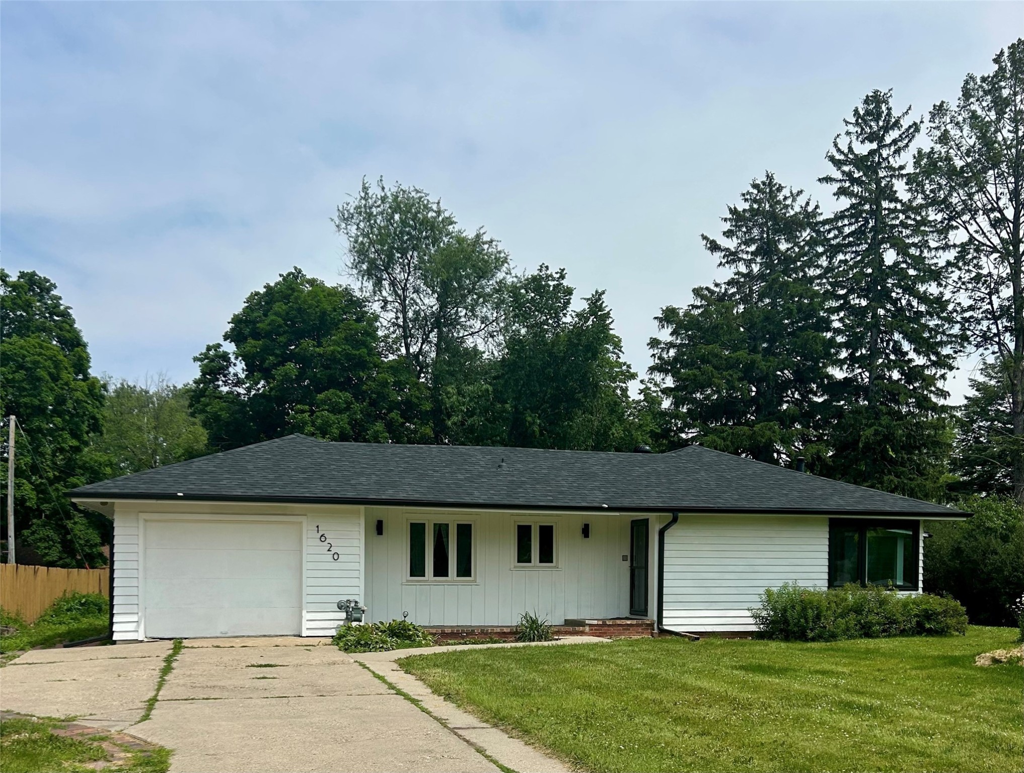 1620 Broad Street, Grinnell, Iowa image 1