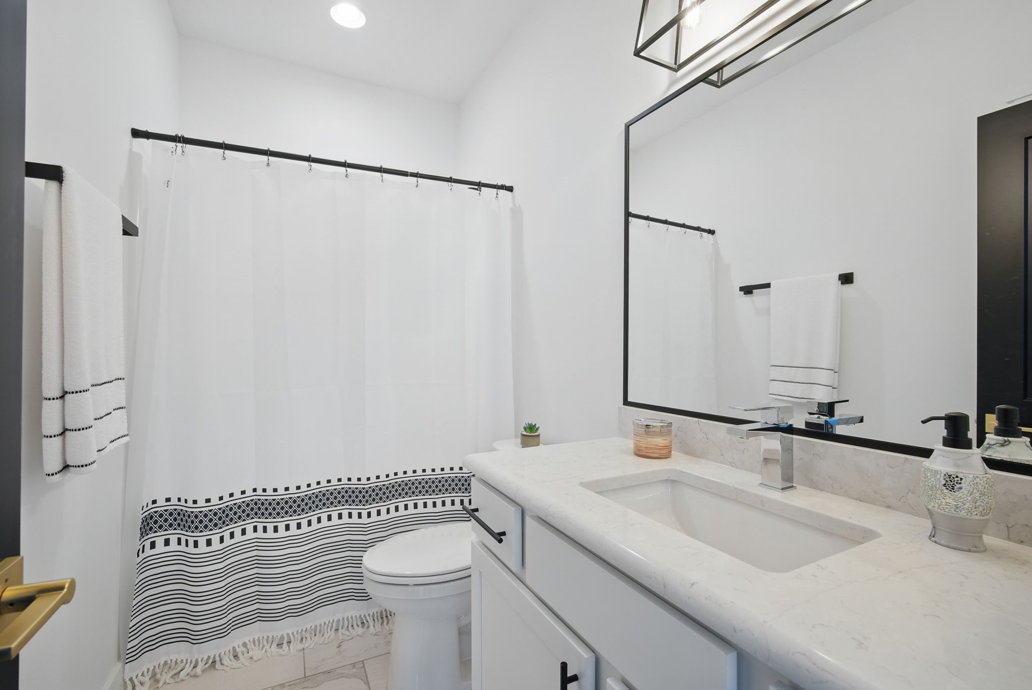 2216 Timberview Drive, Norwalk, Iowa image 17
