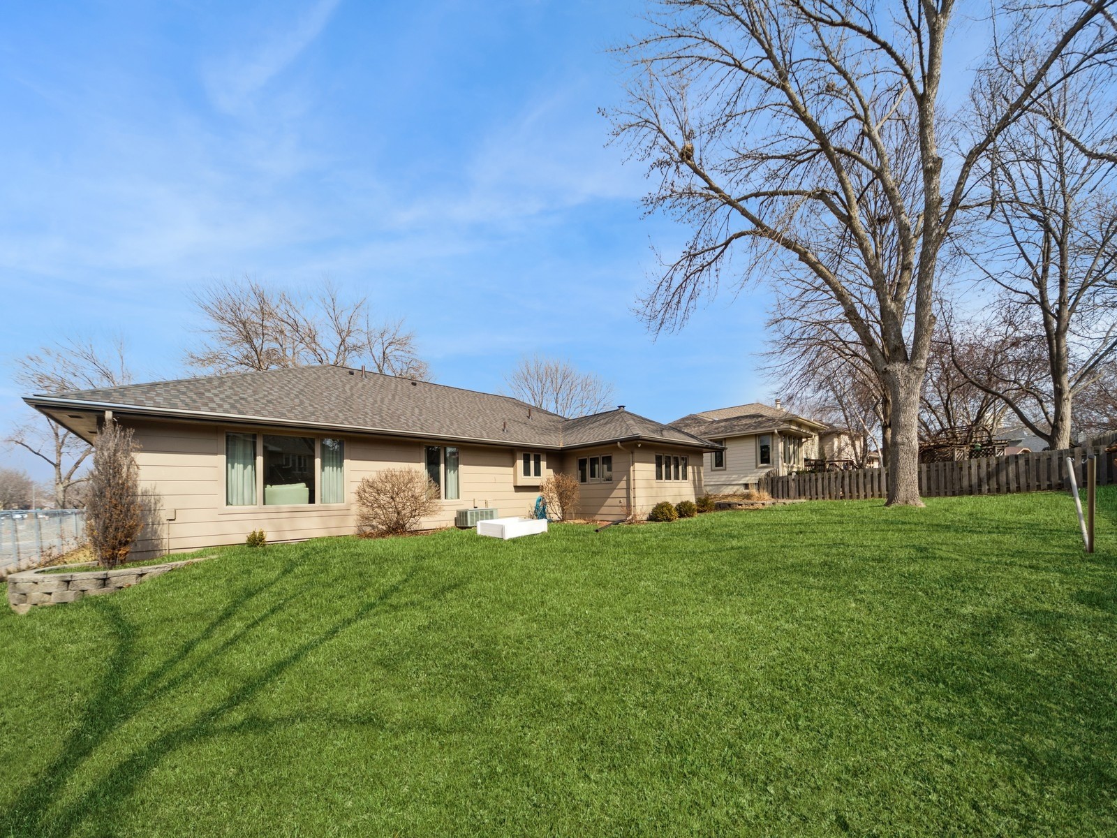 10674 Elmcrest Drive, Clive, Iowa image 33