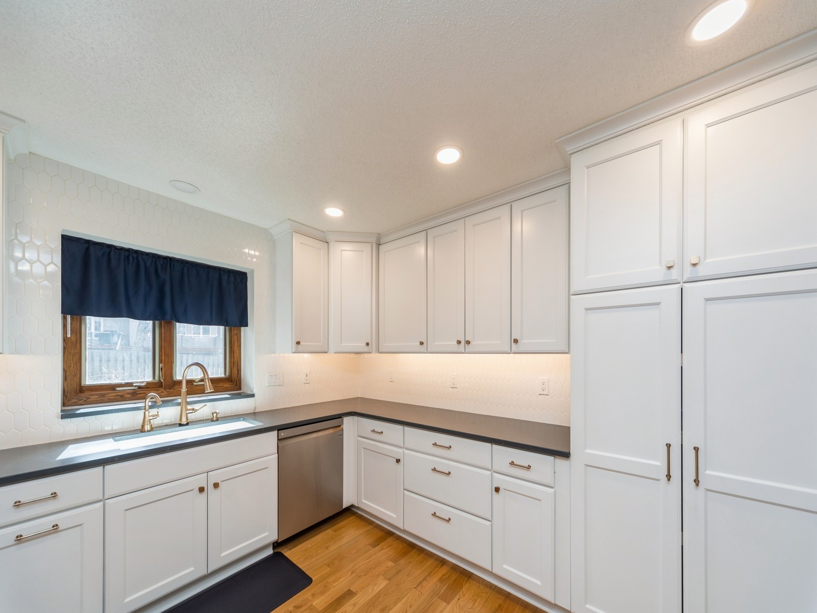 10674 Elmcrest Drive, Clive, Iowa image 13