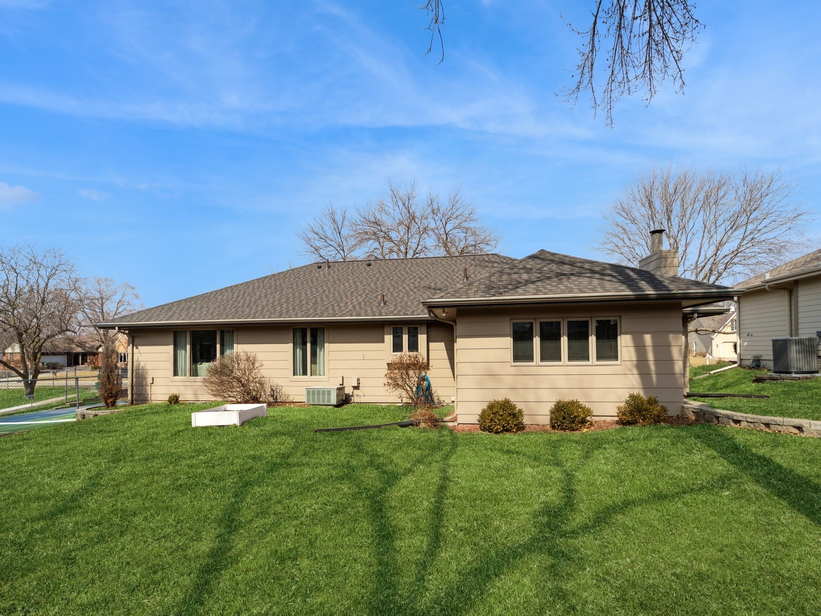 10674 Elmcrest Drive, Clive, Iowa image 32