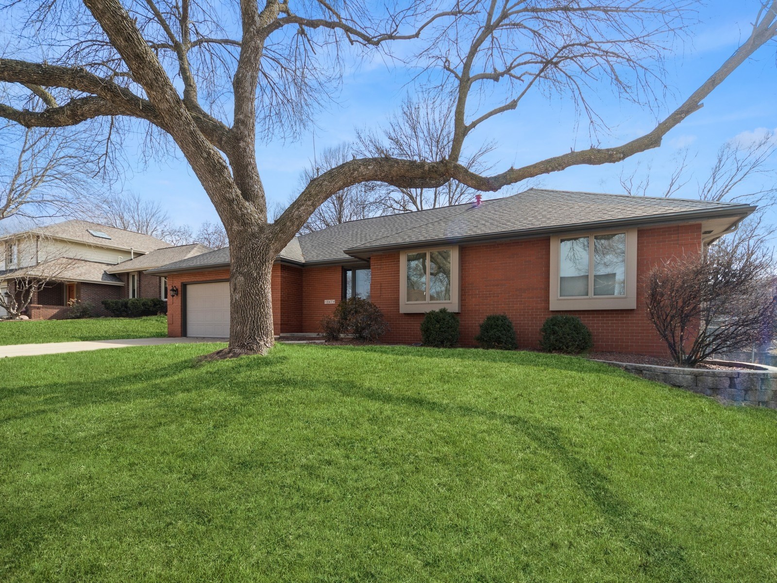 10674 Elmcrest Drive, Clive, Iowa image 3