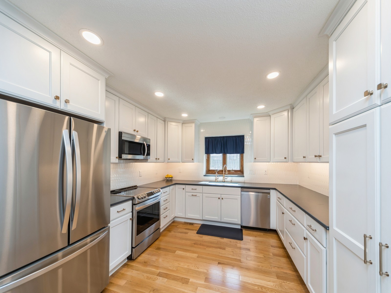 10674 Elmcrest Drive, Clive, Iowa image 11