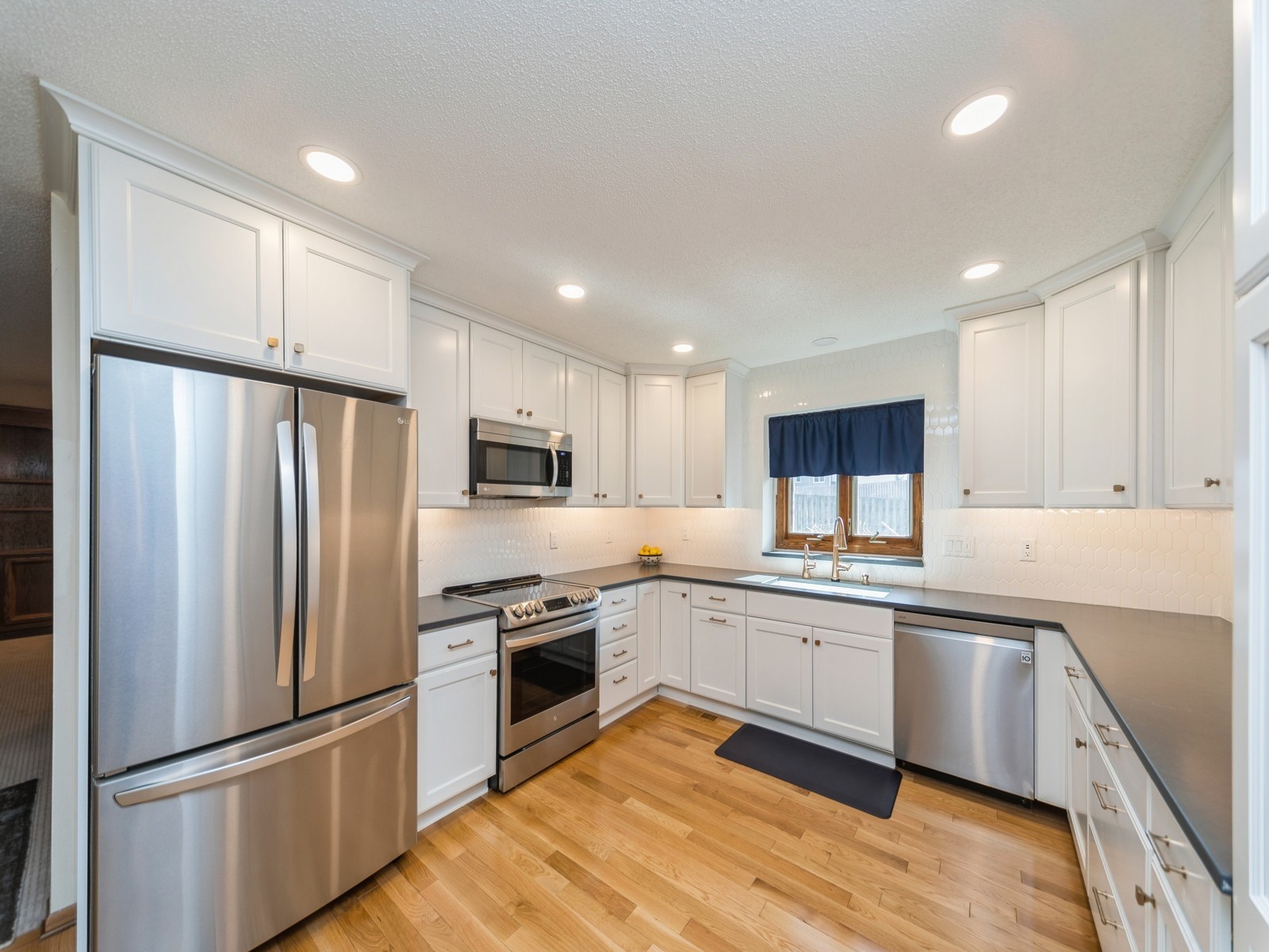 10674 Elmcrest Drive, Clive, Iowa image 12