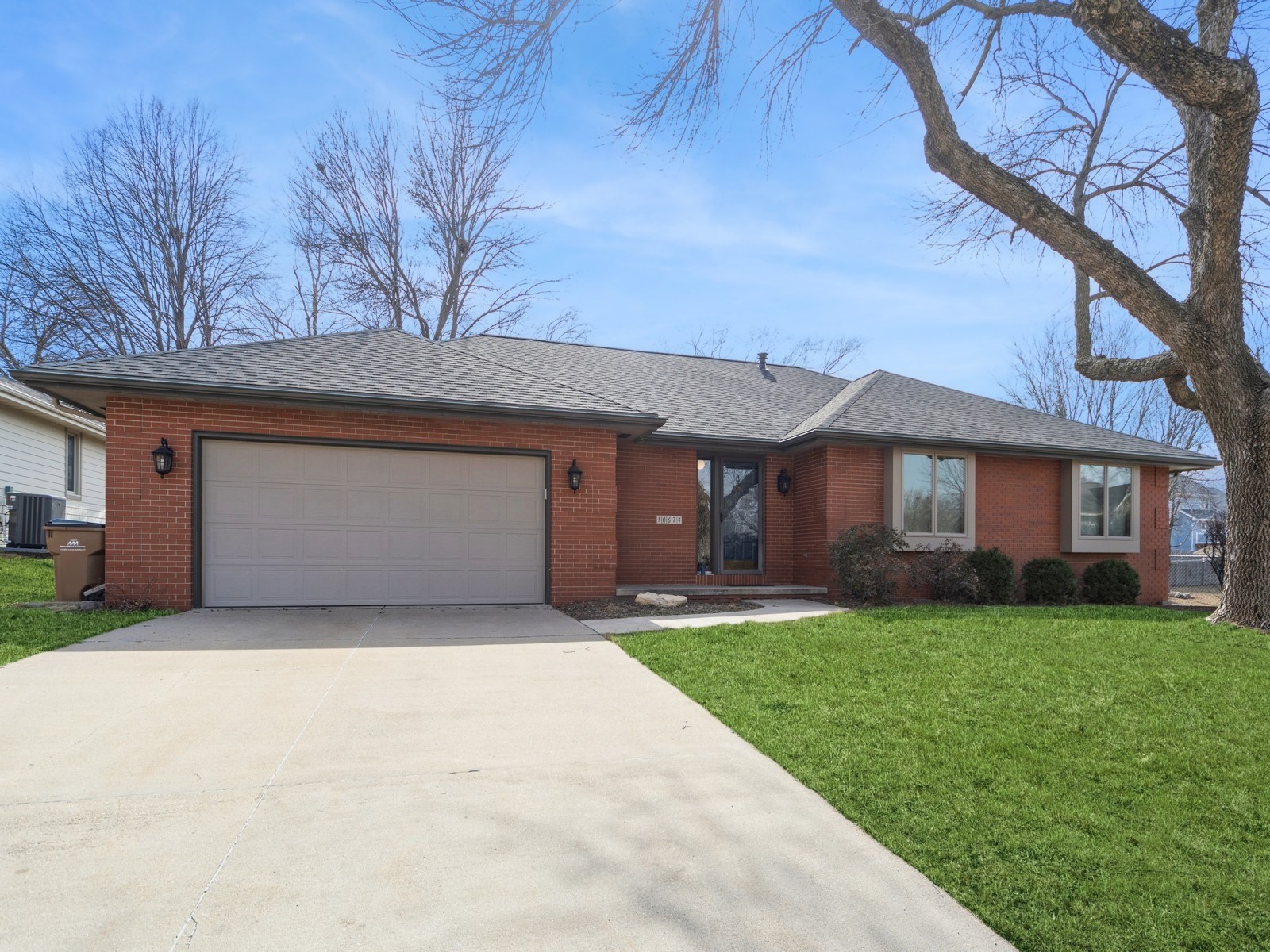 10674 Elmcrest Drive, Clive, Iowa image 2