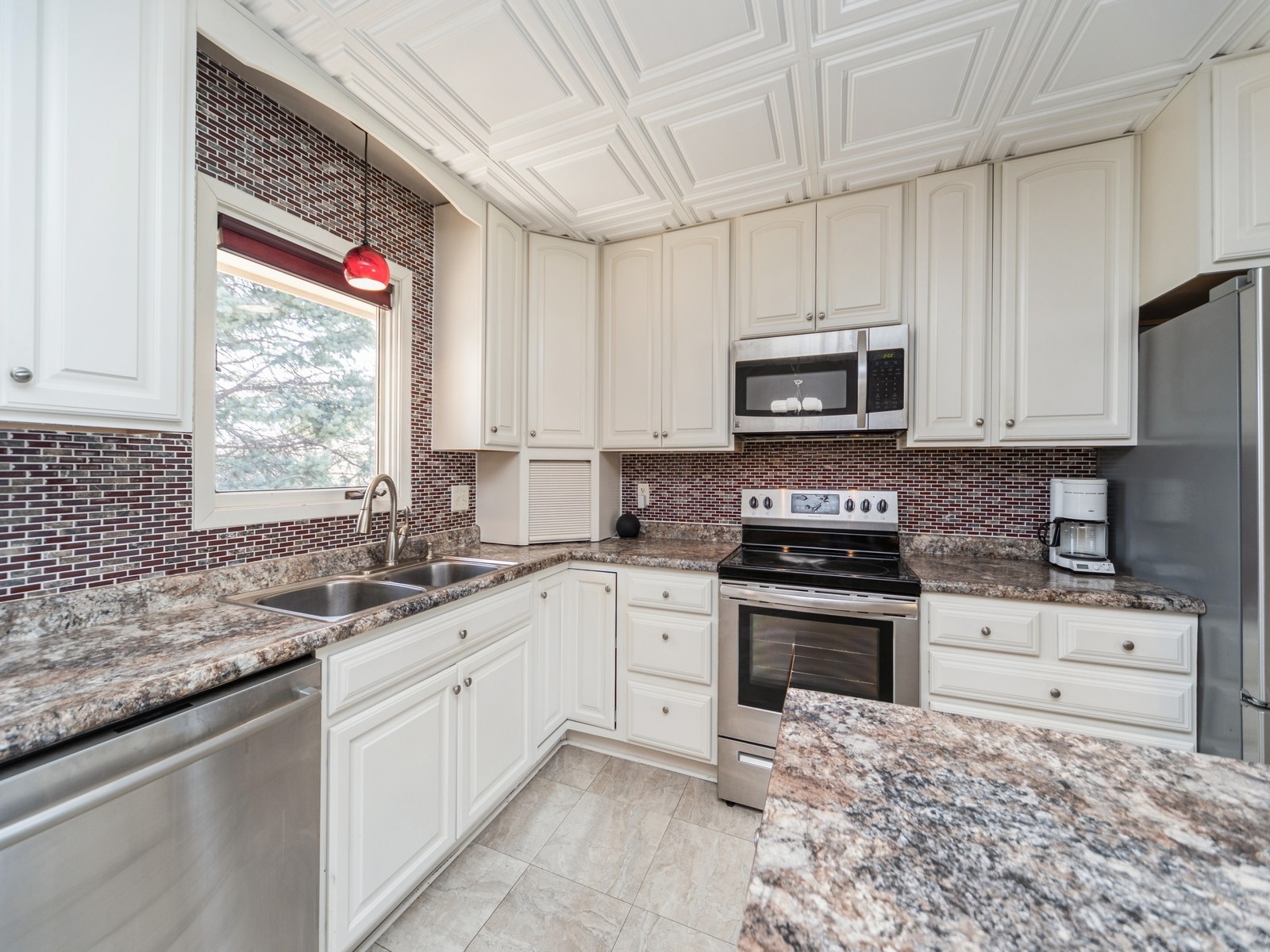 2414 Sandler Drive, Urbandale, Iowa image 6
