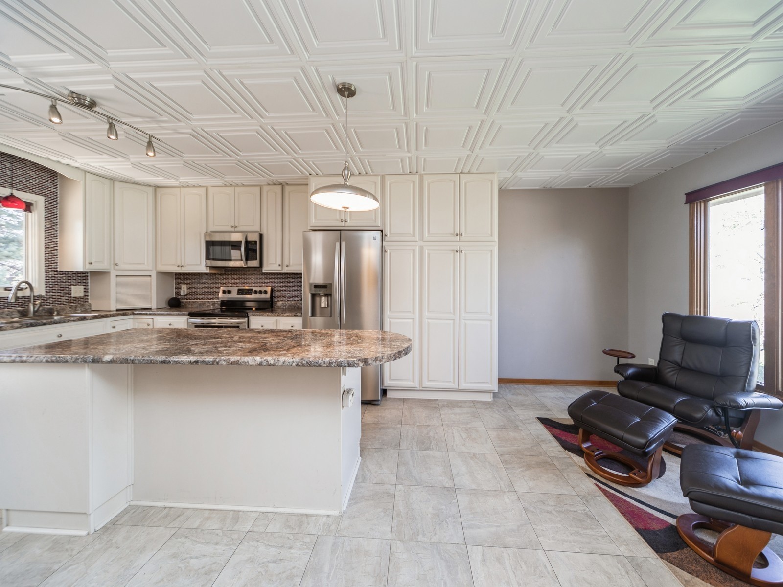 2414 Sandler Drive, Urbandale, Iowa image 10