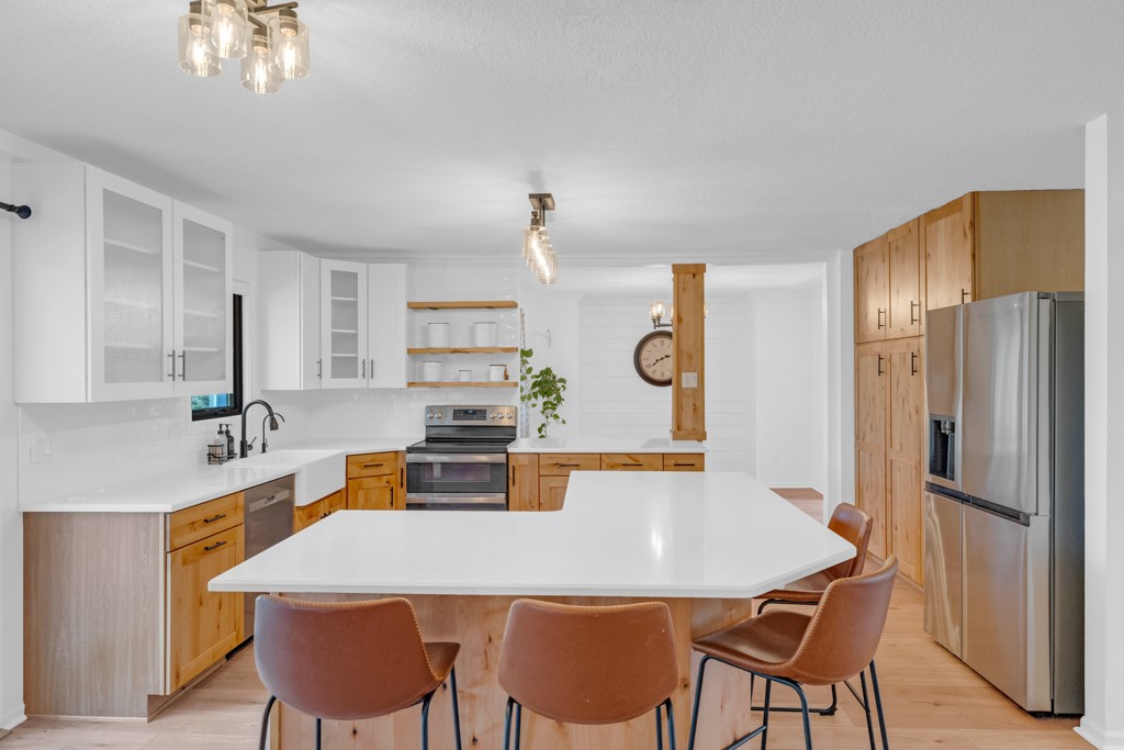8109 Sharon Drive, Urbandale, Iowa image 2