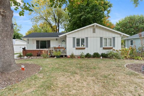 Homes For Sale - 3313 Brookview Drive<br/> West Des Moines, IA 50265