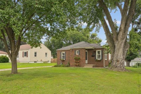 Homes For Sale - 809 10th Street<br/> West Des Moines, IA 50265