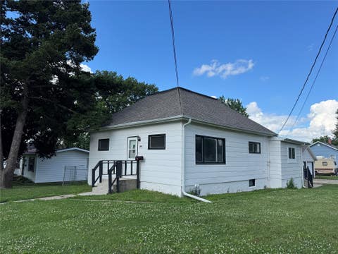 Homes For Sale - 220 E 10th Street<br/> Newton, IA 50208