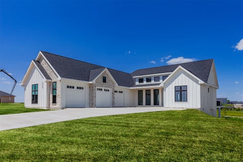 Homes For Sale - 8265 Edgewood Court<br/> Dallas County, West Des Moines, IA 50266