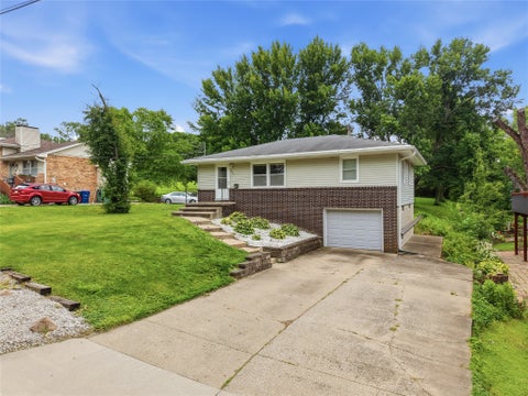 Homes For Sale - 201 E Bell Avenue<br/> Des Moines, IA 50315