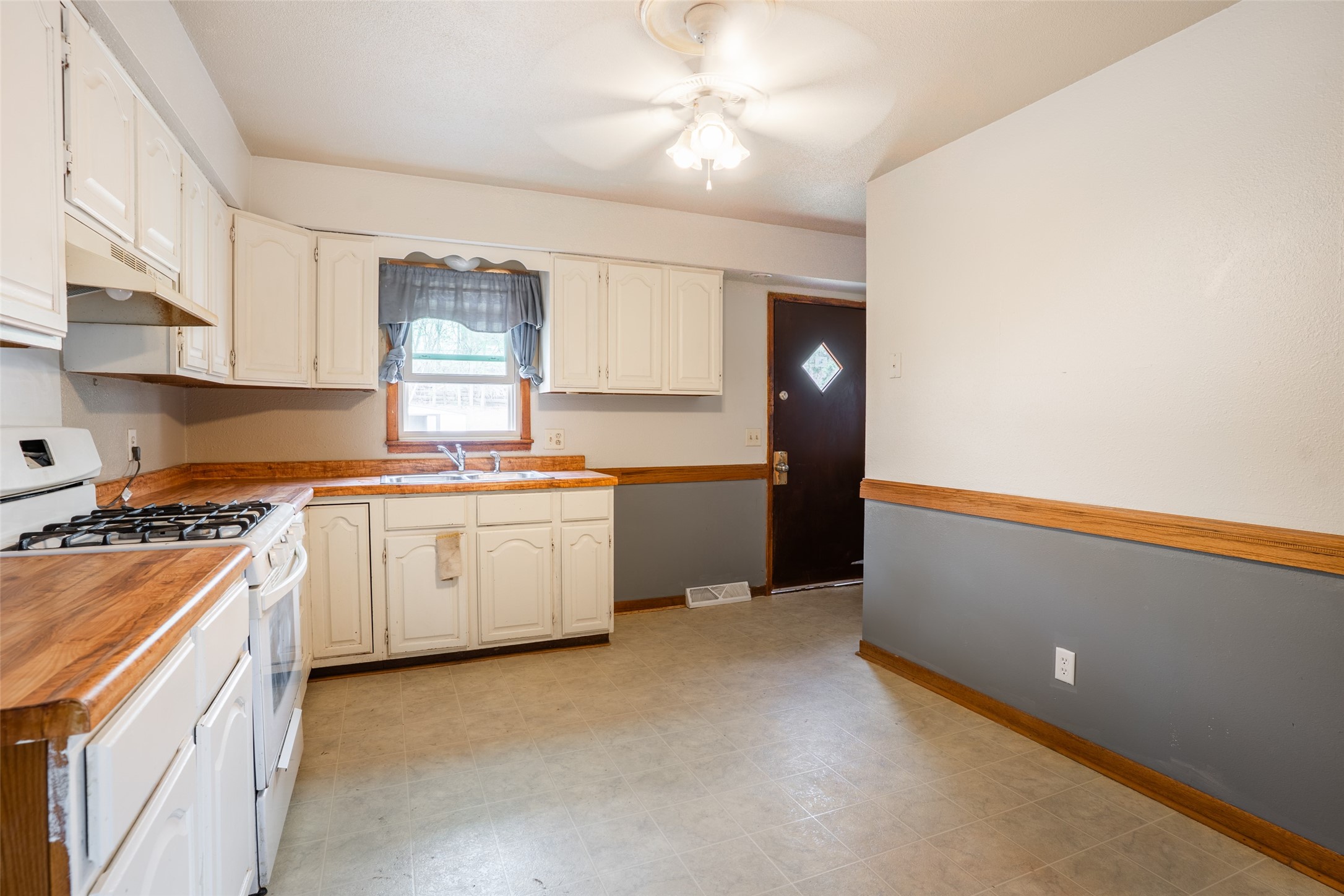 1009 Luster Lane, Des Moines, Iowa image 3