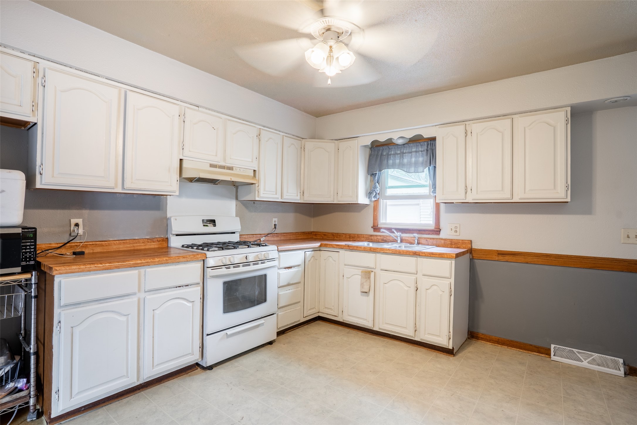 1009 Luster Lane, Des Moines, Iowa image 4