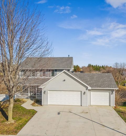 Homes For Sale - 6705 Three Lakes Parkway<br/> Des Moines, IA 50320