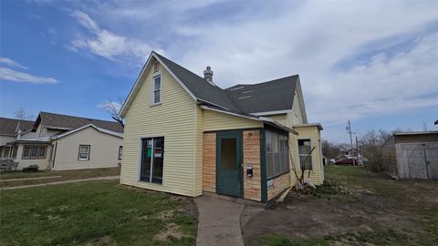 Homes For Sale - 605 N 1st Avenue<br/> Marshall County, Marshalltown, IA 50158
