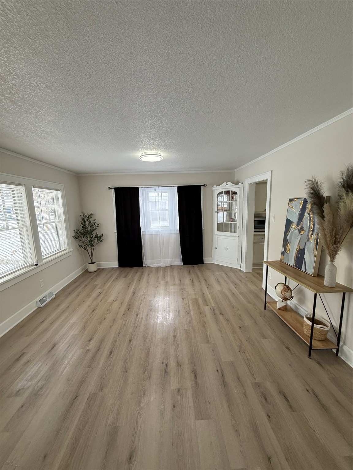 2711 Des Moines Street