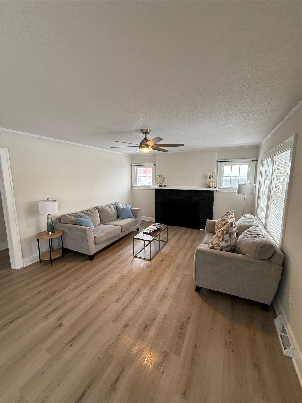 2711 Des Moines Street