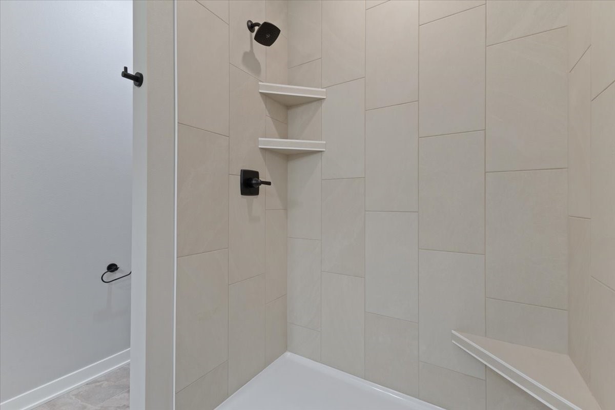 14707 North Valley Drive, Urbandale, Iowa image 27