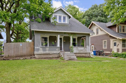 Homes For Sale - 830 Euclid Avenue<br/> Des Moines, IA 50313