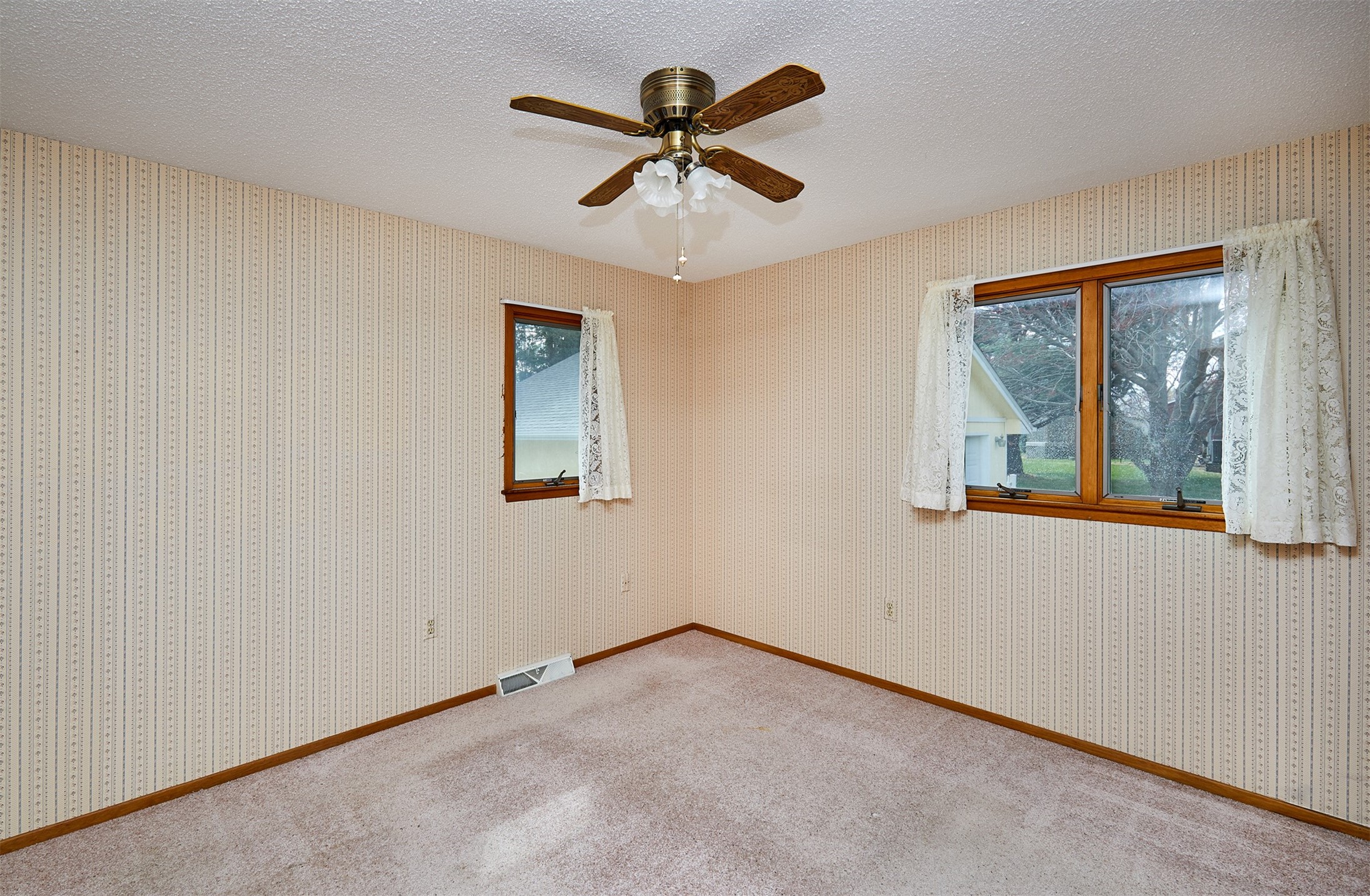 420 NE Cedar Avenue, Earlham, Iowa image 19