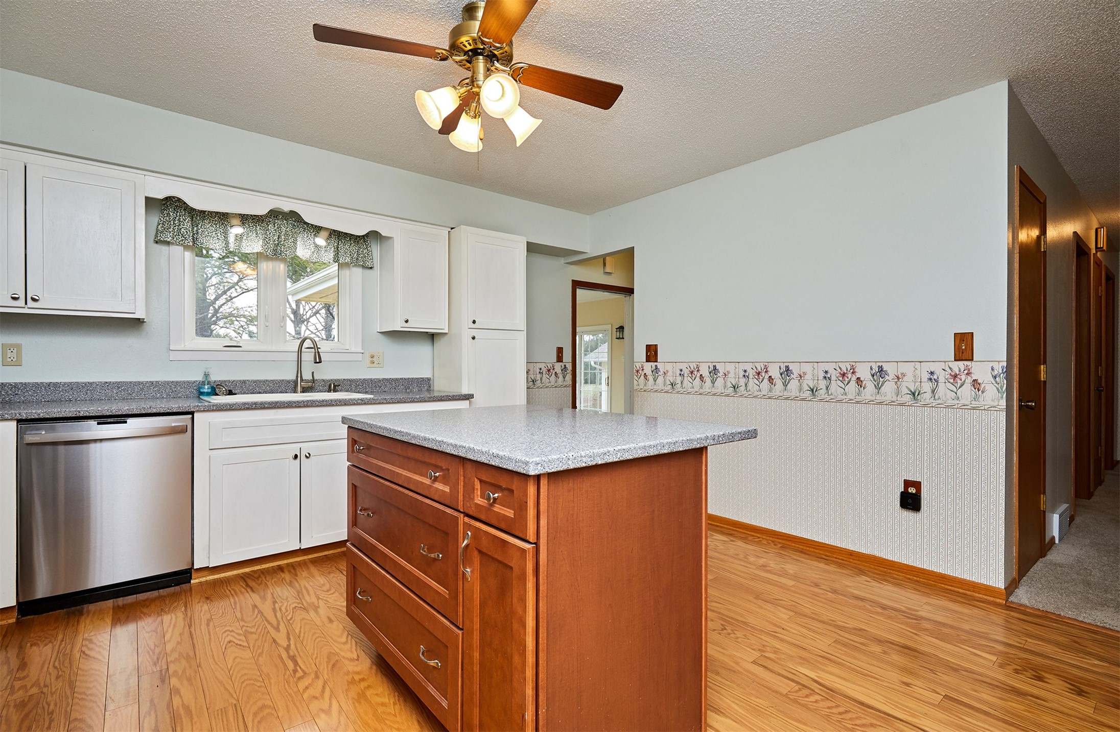420 NE Cedar Avenue, Earlham, Iowa image 16