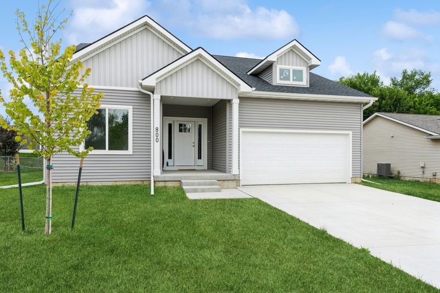 800 Patchett Drive, Mitchellville, Iowa image 2