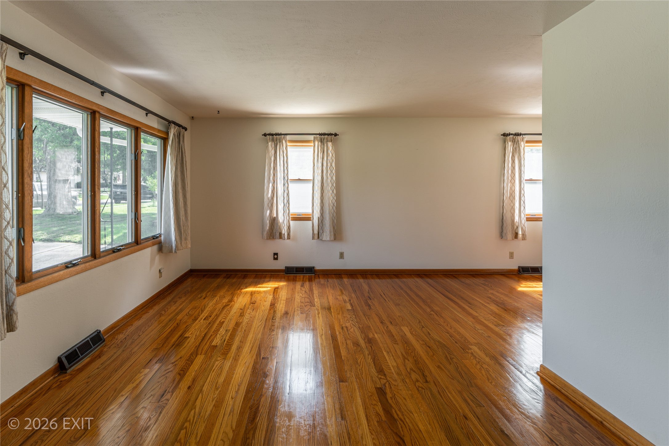 2918 E 40th Street - Photo 3