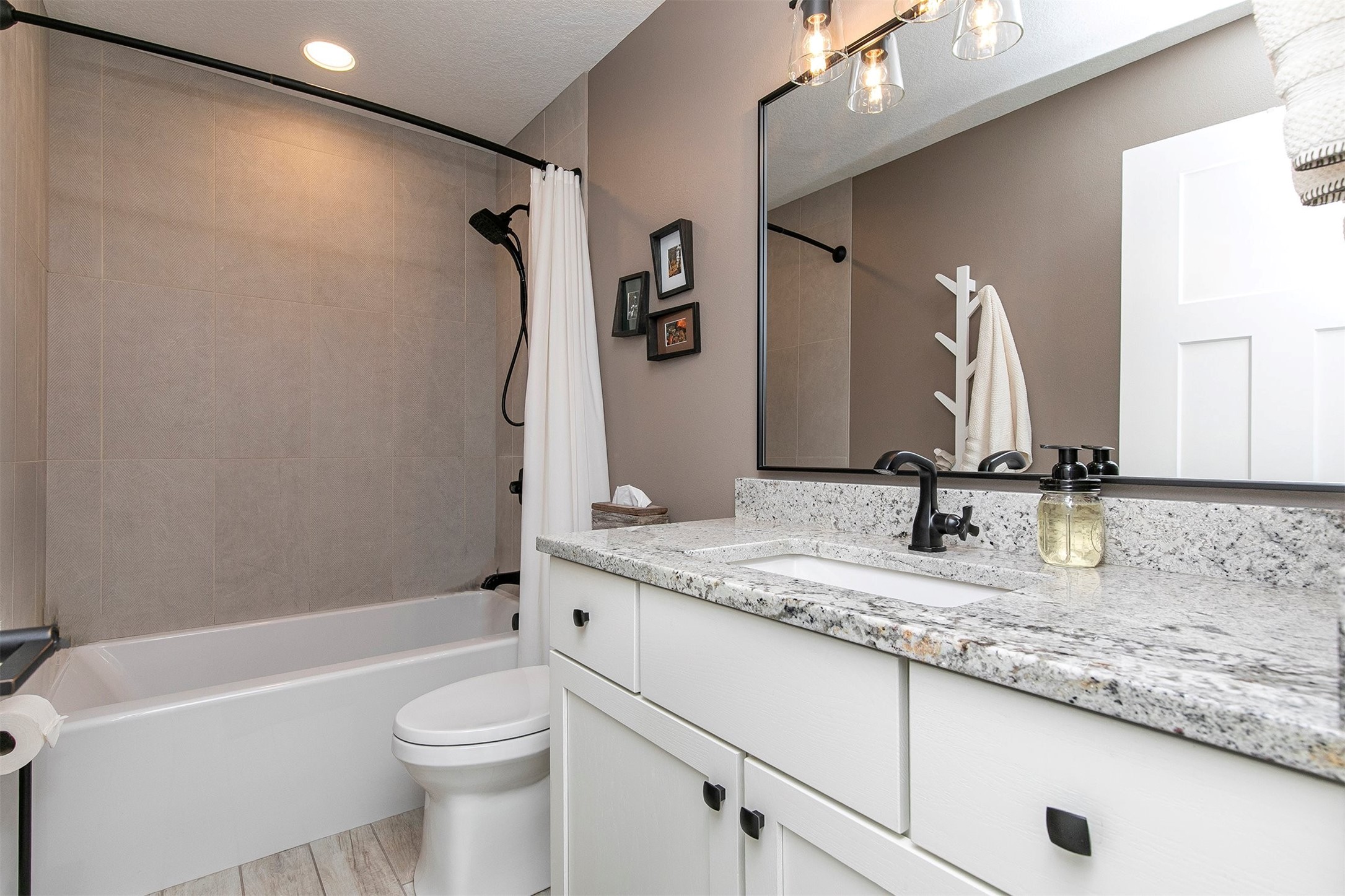 6836 Mill Pond Drive, Urbandale, Iowa image 21